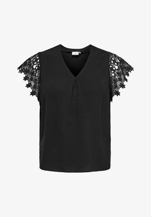 Fekete, ujjatlan blúz V-nyakkal és virágos csipkés vállrésszel, középen elöl hajtással és texturált anyagból.
