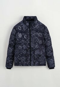 Veste matelassée avec un motif floral sombre, dotée d'un col haut, d'une fermeture éclair à l'avant et de deux poches latérales. Tissu doux et texturé.