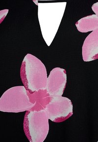 Czarna tkanina z dużymi różowymi kwiatowymi nadrukami o miękkiej fakturze i trójkątnym wycięciu dekoltu.