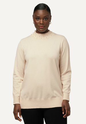 Suéter de pullover beige con un cuello alto adornado con cuentas y mangas largas, que presenta una textura suave y un ajuste holgado. Bajo sutil con ribetes.