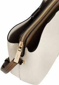 Strukturalna torebka w teksturowanej beżowej skórze z złotym zamkiem błyskawicznym. Posiada brązowe wnętrze oraz elegancki pasek na ramię.