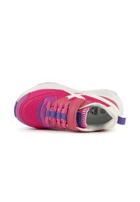 Scarpa sportiva di un vivace rosa brillante con tomaia in rete e accenti viola. Presenta una chiusura in velcro e un design con punta rotonda. Suola bianca leggera.