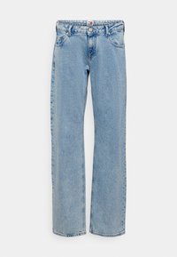 Vaqueros de mezclilla azul claro, diseño de pierna recta, estilo con cinco bolsillos, cierre de botón y trabillas para cinturón, con acabado descolorido y costuras visibles.