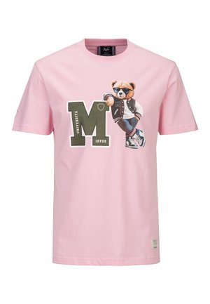 Pink short-sleeve t-shirt with large green letter "M," "Università" text, and bear wearing sunglasses, varsity jacket, jeans, and sneakers.
