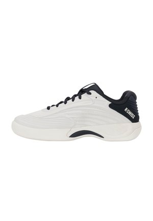 Baskets basses K-Swiss blanches et noires avec tige texturée, lacets noirs et semelle amortie, conçues pour un usage sportif.