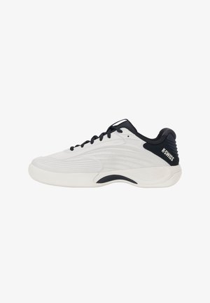 Baskets basses K-Swiss blanches et noires avec tige texturée, lacets noirs et semelle amortie, conçues pour un usage sportif.