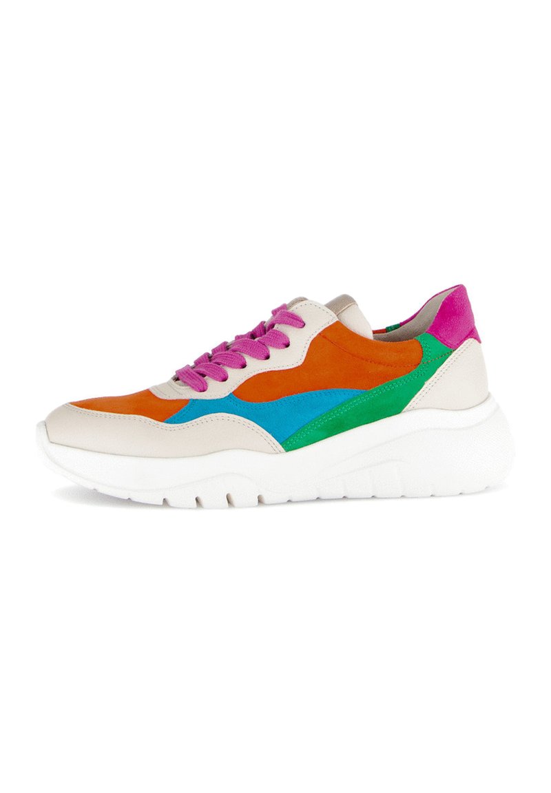 Värikäs lenkkari, jossa on oransseja, vihreitä, sinisiä ja vaaleanpunaisia mokkanahkaisia yksityiskohtia, valkoinen kumipohja ja vaaleanpunaiset kengännauhat. Suunnittelussa on pyöristetty kärki.