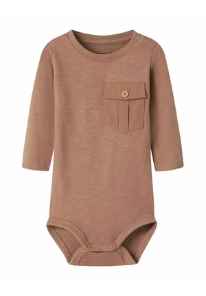 Body marron à manches longues pour bébé avec encolure ronde, poche poitrine boutonnée et pressions à l'entrejambe.