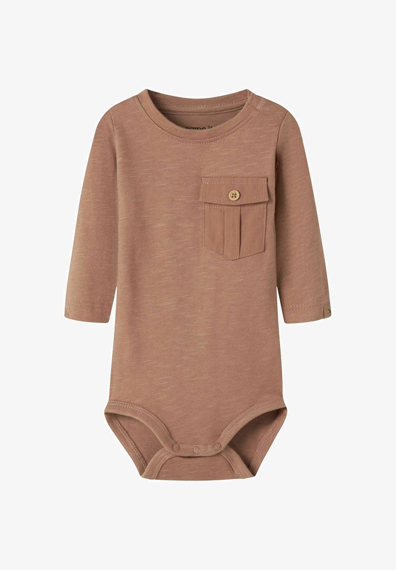 Body marron à manches longues pour bébé avec encolure ronde, poche poitrine boutonnée et pressions à l'entrejambe.