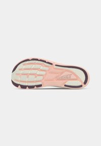 Semelle de chaussure avec une surface en caoutchouc texturée. Présente une base rose avec des accents crème et violet foncé ainsi qu'un motif de semelle pour une meilleure adhérence.