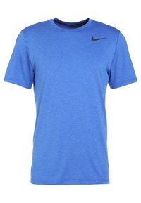 T-shirt bleu à manches courtes en tissu doux et léger. Dispose d'un logo Nike noir sur le côté gauche de la poitrine et d'un col rond.