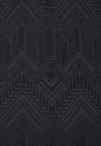 Texturiertes Gewebe mit einer Reihe von erhabenen schwarzen Zickzackmustern und geometrischen Formen, mit einer glatten, gewebten Oberfläche.