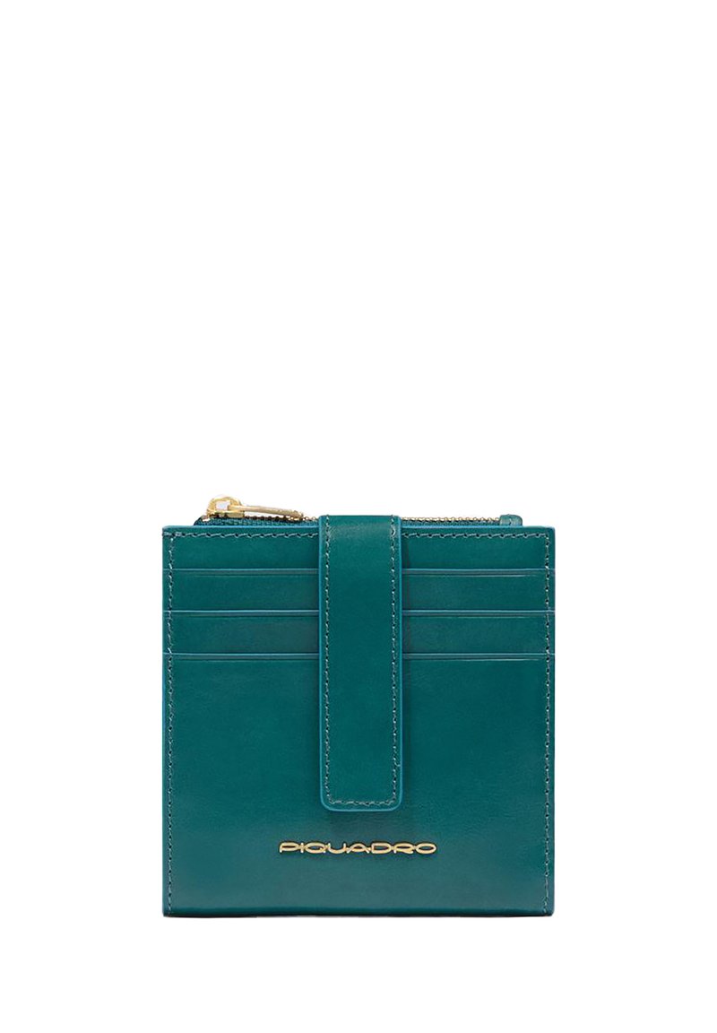 Portefeuille en cuir vert canard avec une sangle à l'avant, logo de la marque en relief et plusieurs emplacements pour cartes. Présente une texture lisse et une fermeture éclair. Accents en matériel doré.