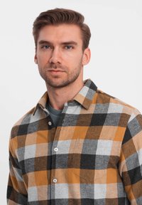 Ombre LEISURE SHCS - Camisa - yellow black