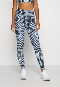 Leggings con base blu navy caratterizzati da un motivo a spirale di strisce blu chiaro, bianche e stelle. Realizzati in materiale flessibile e traspirante.