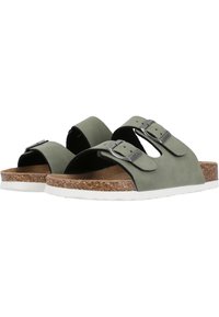 Grüne Wildledersandalen mit zwei verstellbaren Riemen, silbernen Beschlägen, einer Korksohle und einer weißen Gummisohle für Dämpfung und Grip.