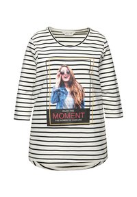 Gestreiftes Baumwoll-T-Shirt mit Dreiviertelärmeln, Rundhalsausschnitt und einem Grafikdruck mit dem Text "Genieße diesen Moment" in kräftigen Farben.