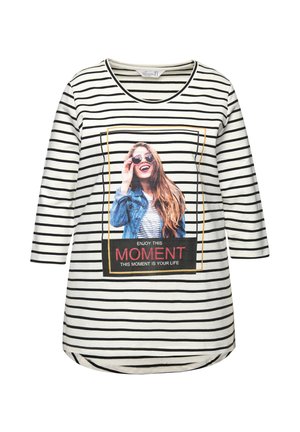 Stribet bomulds t-shirt med trekvart ærmer, rund halsudskæring og et grafisk tryk med teksten "Nyd dette øjeblik" i klare farver.