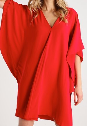 Rotes Kleid im Kaftan-Stil mit V-Ausschnitt, weiten, kurzen Ärmeln, fließendem Stoff und einem lockeren Schnitt. Die glatte Textur verbessert den Fall des Stoffs.