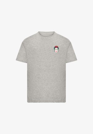 Hellgraues T-Shirt mit kurzen Ärmeln, das ein kleines, farbenfrohes Grafikbild eines Frauenkopfes zeigt, der mit Blumen verziert ist, nahe der linken Brust.