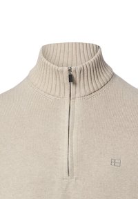 Beiger Pullover mit hohem, geripptem Kragen und einem halben Reißverschluss. Verfügt über eine glatte Textur und ein kleines Logo auf der Brust.