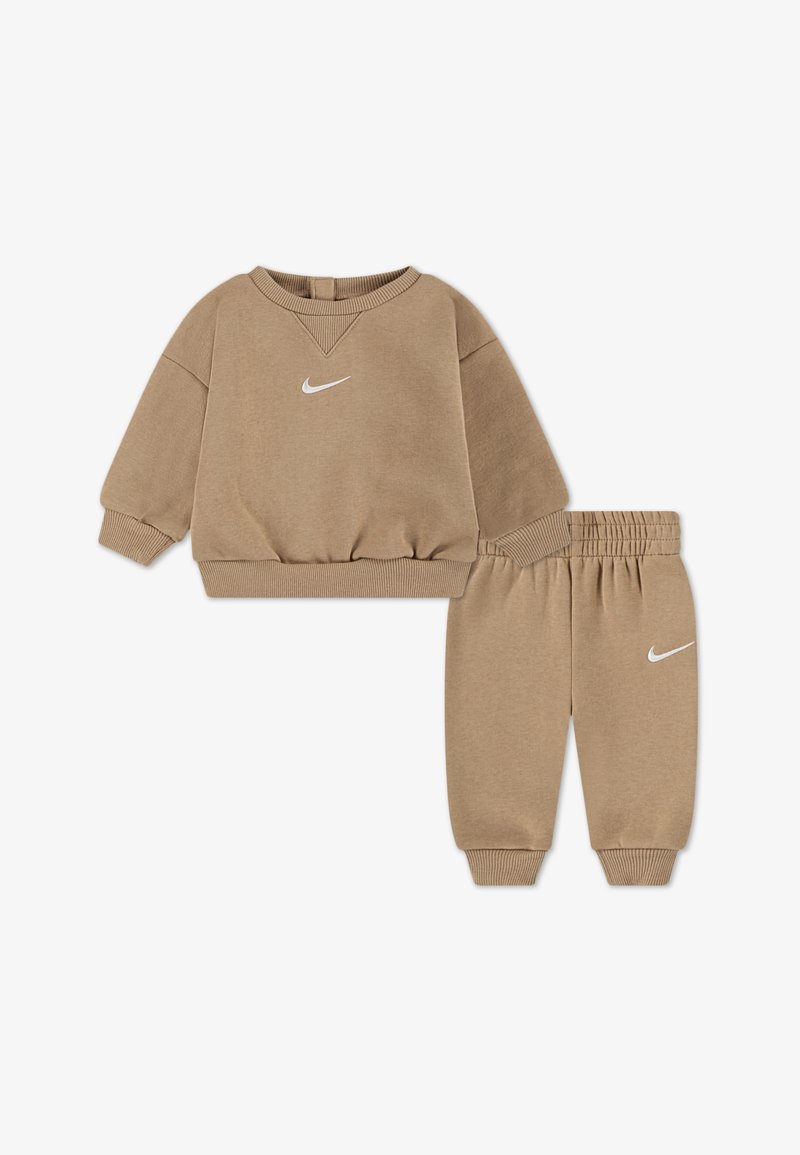 Ensemble sportif pour enfants en deux pièces beige, comprenant un sweat-shirt à manches longues avec un col rond et un pantalon de survêtement assorti avec une taille élastique.