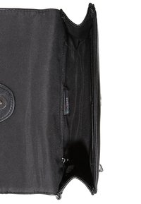 Borsa a tracolla nera in materiale sintetico con una texture liscia, dotata di chiusura a pattina e tasca interna con zip. Fodera in tessuto nero uniforme.