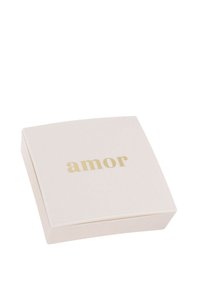 Kwadratowe, jasnoróżowe pudełko o gładkiej fakturze z złotym napisem "amor" na wieczku. Prosty, nowoczesny design, bez dodatkowych wzorów.