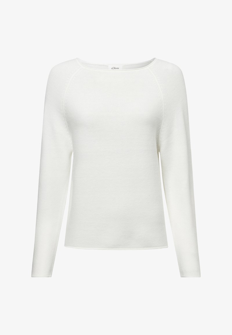 Pull blanc à manches longues avec un décolleté bateau, texture côtelée et coupe droite. Le tissu semble doux et léger.