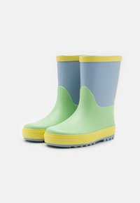 Grüne und blaue Gummiregenstiefel mit einem gelben Rand. Sie verfügen über eine glatte Oberfläche, abgerundete Spitzen und strukturierte Sohlen für besseren Grip.