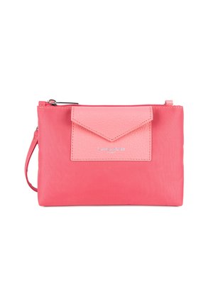Busta rosa realizzata in materiale testurizzato con una patta liscia a contrasto. Dotata di chiusura a zip e di un manico removibile per il polso.