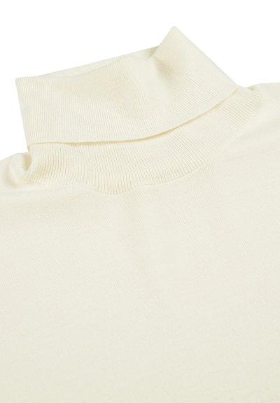 Crème-kleurige coltrui met een geribbelde textuur, voorzien van een opgevouwen kraag en een zachte, lichtgewicht breisel.