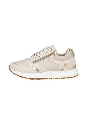 Zapatilla beige con cordones blancos, acentos metálicos dorados, cremallera lateral y suela blanca con una huella marrón.