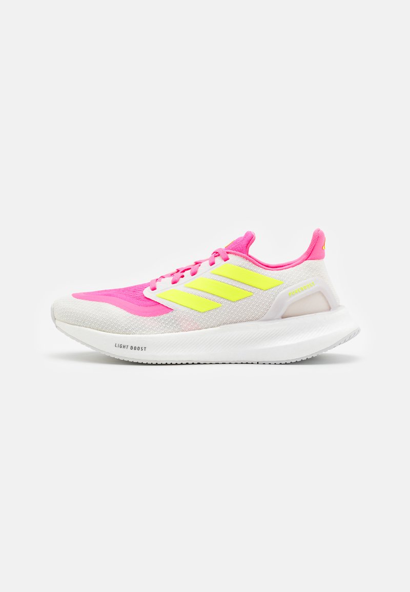 Des chaussures de sport avec un dessus en tricot rose et blanc, des accents jaunes et une semelle intermédiaire blanche texturée arborant la marque "LIGHT BOOST".