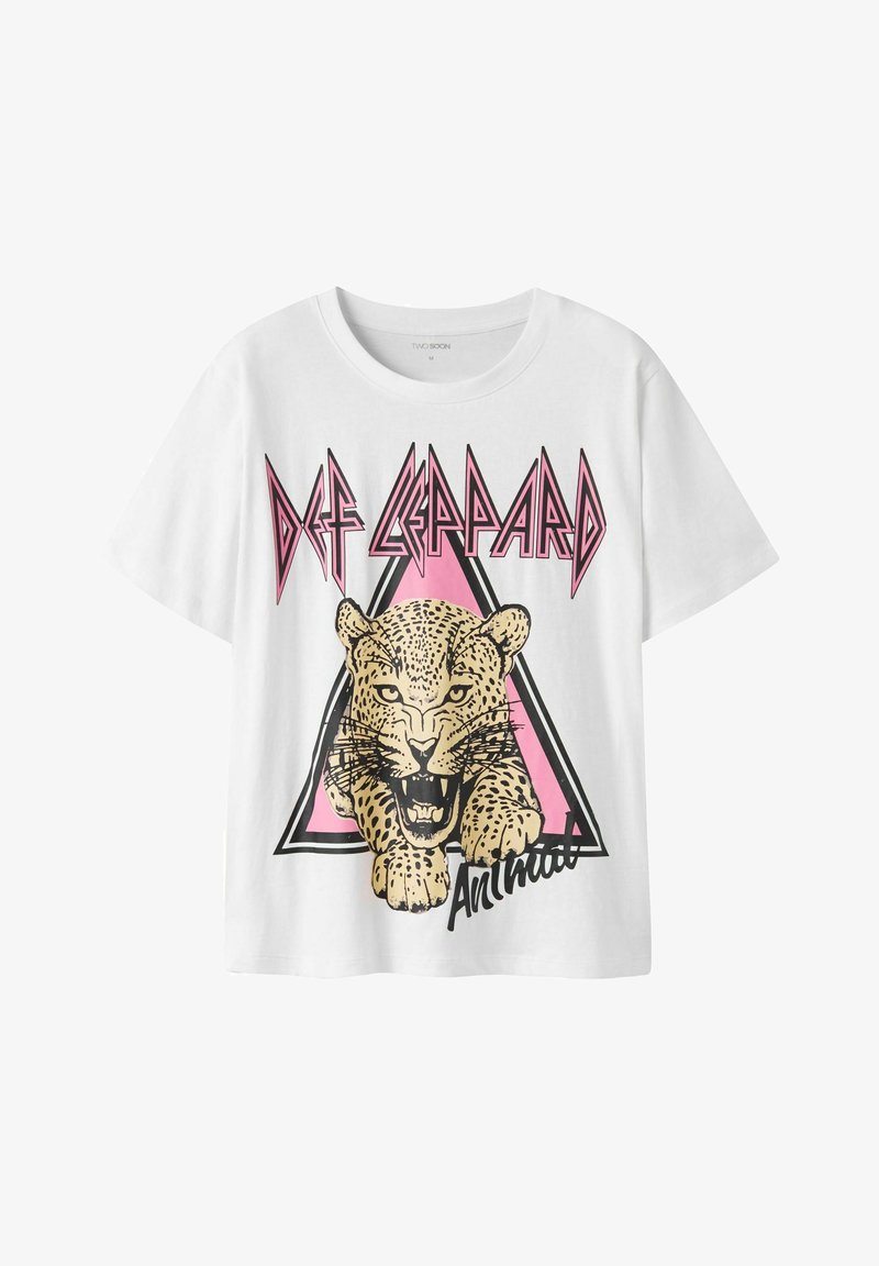 Witte T-shirt met korte mouwen, met een roze en zwarte driehoekige grafiek van een luipaard, met daarboven de tekst "Def Leppard" in vetgedrukte roze letters.