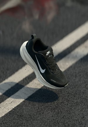 VOMERO 18 - Road running shoes - black/summit white/coconut milk/light iron ore/light smoke grey