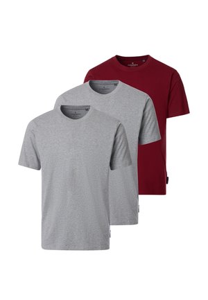 Drei T-Shirts mit Rundhalsausschnitt und kurzen Ärmeln, zwei davon vorne in Hellgrau und eines dahinter in Dunkelrot, vor weißem Hintergrund dargestellt.
