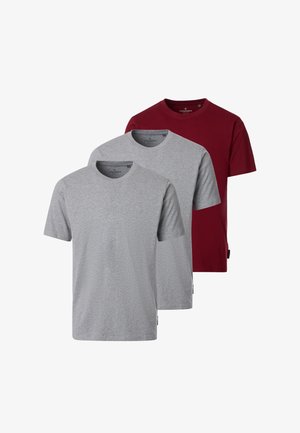 Drie crewneck T-shirts met korte mouwen, twee lichtgrijze vooraan en één donkerrood achteraan, weergegeven tegen een witte achtergrond.
