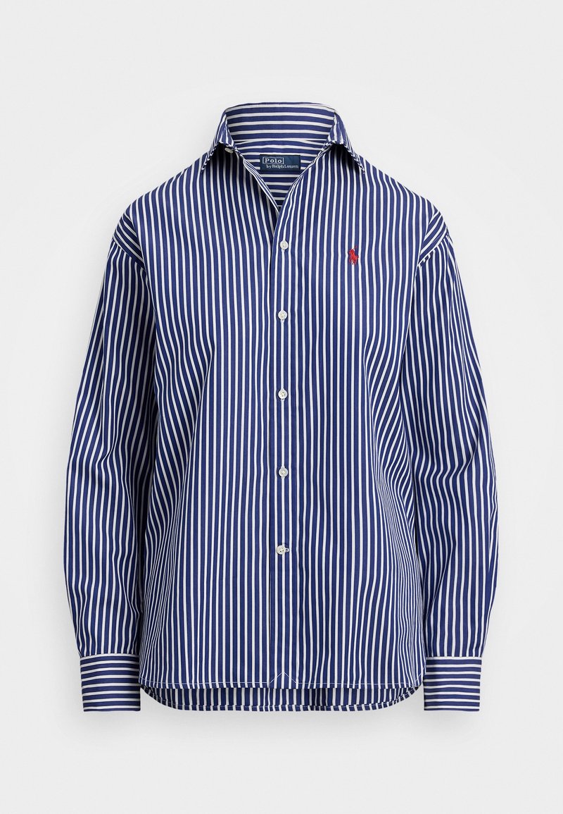 Chemise à manches longues avec rayures verticales bleues et blanches, boutonnée, avec col et logo rouge brodé sur la poitrine gauche.