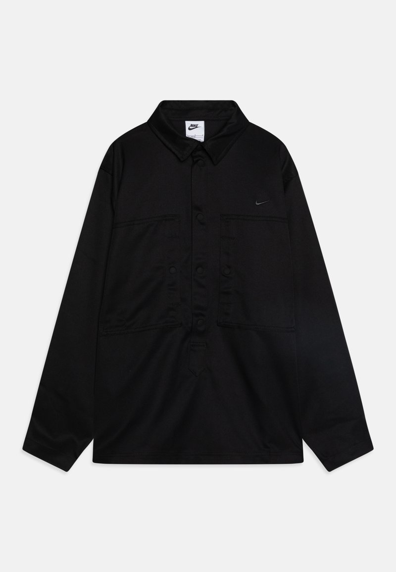 Melnas garās piedurknes krekls ar apkakles izgriezumu, priekšējo pogu aizdari, divām krūšu kabatām un nelielu logotipa detaļu kreisajā pusē.