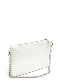 Borsa a tracolla in pelle bianca con chiusura a zip, dotata di una catena argentata e di un branding minimale sul davanti. Texture liscia, forma rettangolare.