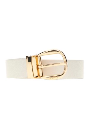 Ceinture en cuir blanc texturé avec une boucle métallique dorée brillante gravée du mot GUESS, centrée sur un fond blanc.