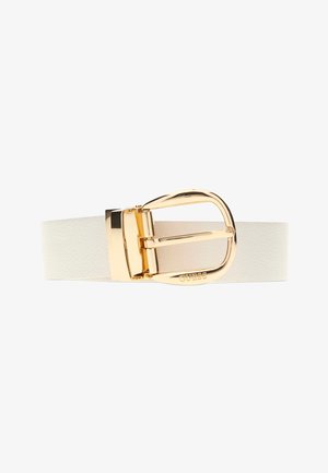 Ceinture en cuir blanc texturé avec une boucle métallique dorée brillante gravée du mot GUESS, centrée sur un fond blanc.