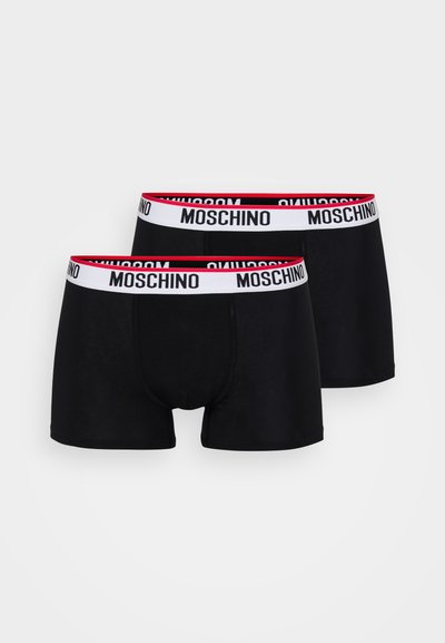 Mustat boxerit, joissa on leveä valkoinen vyötärönauha punaisilla yksityiskohdilla ja kohokuvioitu "MOSCHINO"-brändäys, valmistettu pehmeästä joustavasta kankaasta.