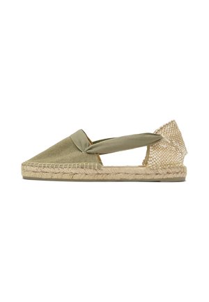 Sandalia plana tipo espadrille verde oliva con suela de yute tejido, puntera cerrada, tira trasera elástica y contrafuerte de talón beige texturizado.