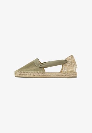 Sandalia plana tipo espadrille verde oliva con suela de yute tejido, puntera cerrada, tira trasera elástica y contrafuerte de talón beige texturizado.