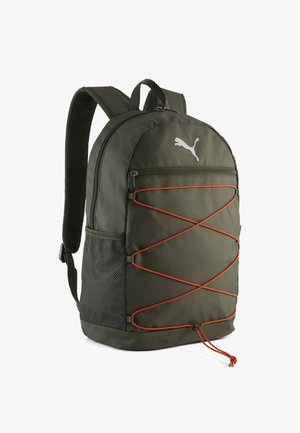 Mochila verde oliva con una superficie texturizada, que cuenta con un bolsillo frontal con cremallera, cuerdas bungee naranjas y un bolsillo lateral de malla. Logo visible.