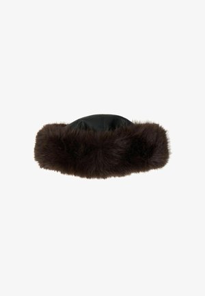 Sombrero de cuero negro con una banda de pelo sintético oscuro y ancho, presentando una superficie lisa y un diseño de copa redondeada.