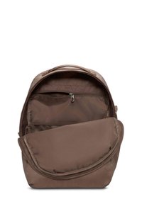 Mochila de tela marrón que cuenta con un compartimento principal con cremallera y un bolsillo frontal. Textura suave con bordes redondeados y sutilezas en los detalles de costura.