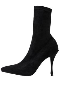 Svart mocka ankelsko med spetsig tå och hög stilettklack. Har en slät textur och sömlös design.